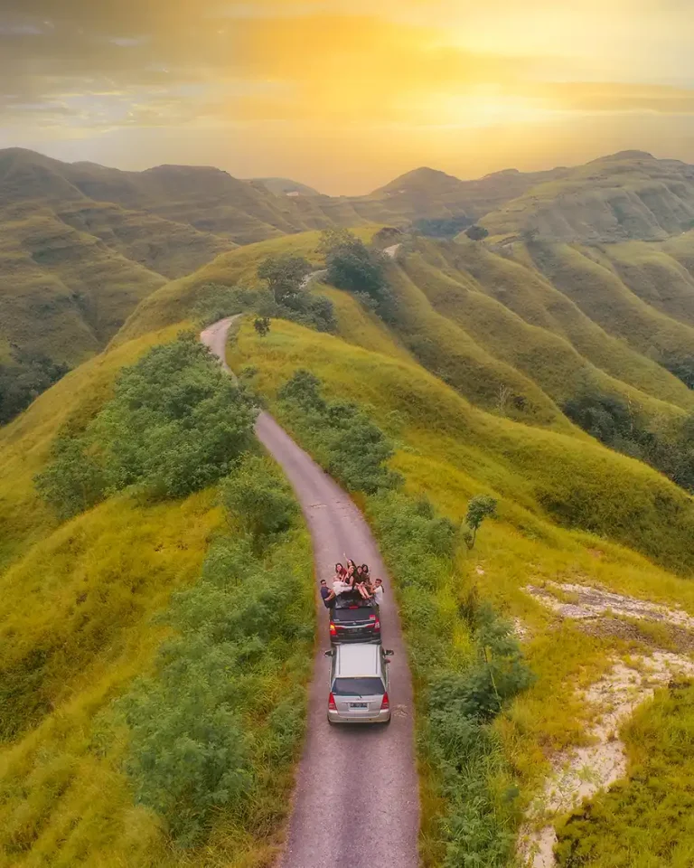 Four-wheel drive on the ridge road through the Tanarara Hills, East Sumba