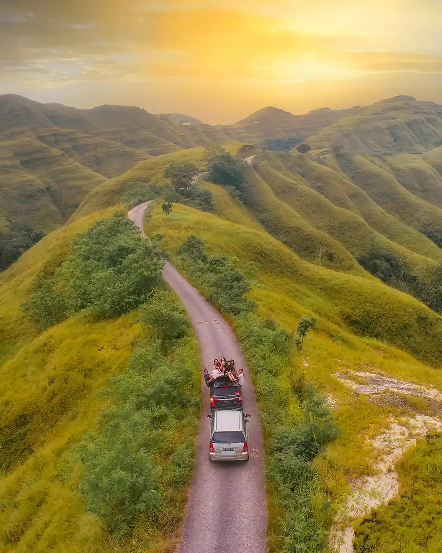 Four-wheel drive on the ridge road through the Tanarara Hills, East Sumba